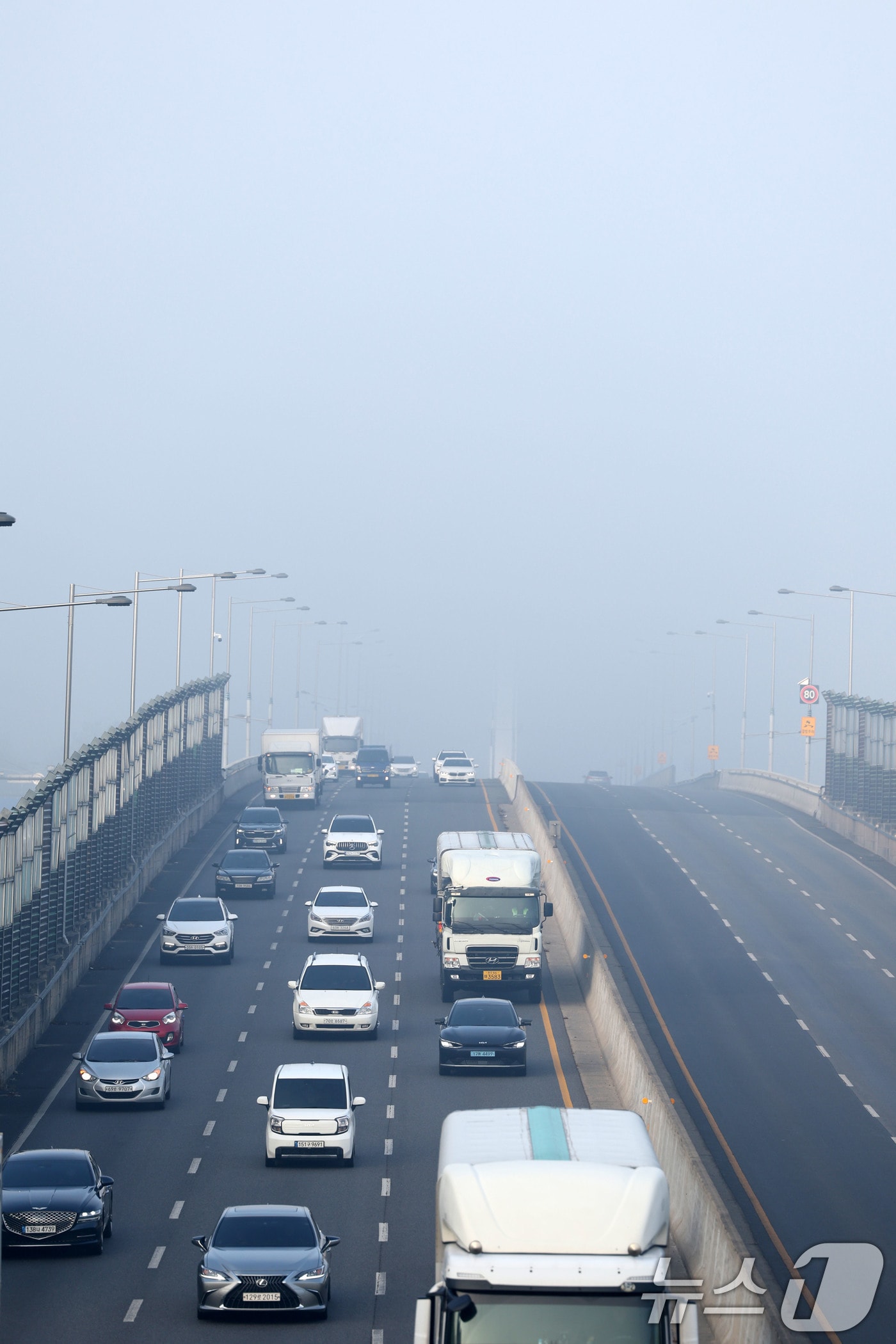 짙은 안개가 낀 16일 오전 광주 서구 무진대로 일대에서 차량들이 서행하고 있다. 2026.1.16 ⓒ 뉴스1 이승현 기자