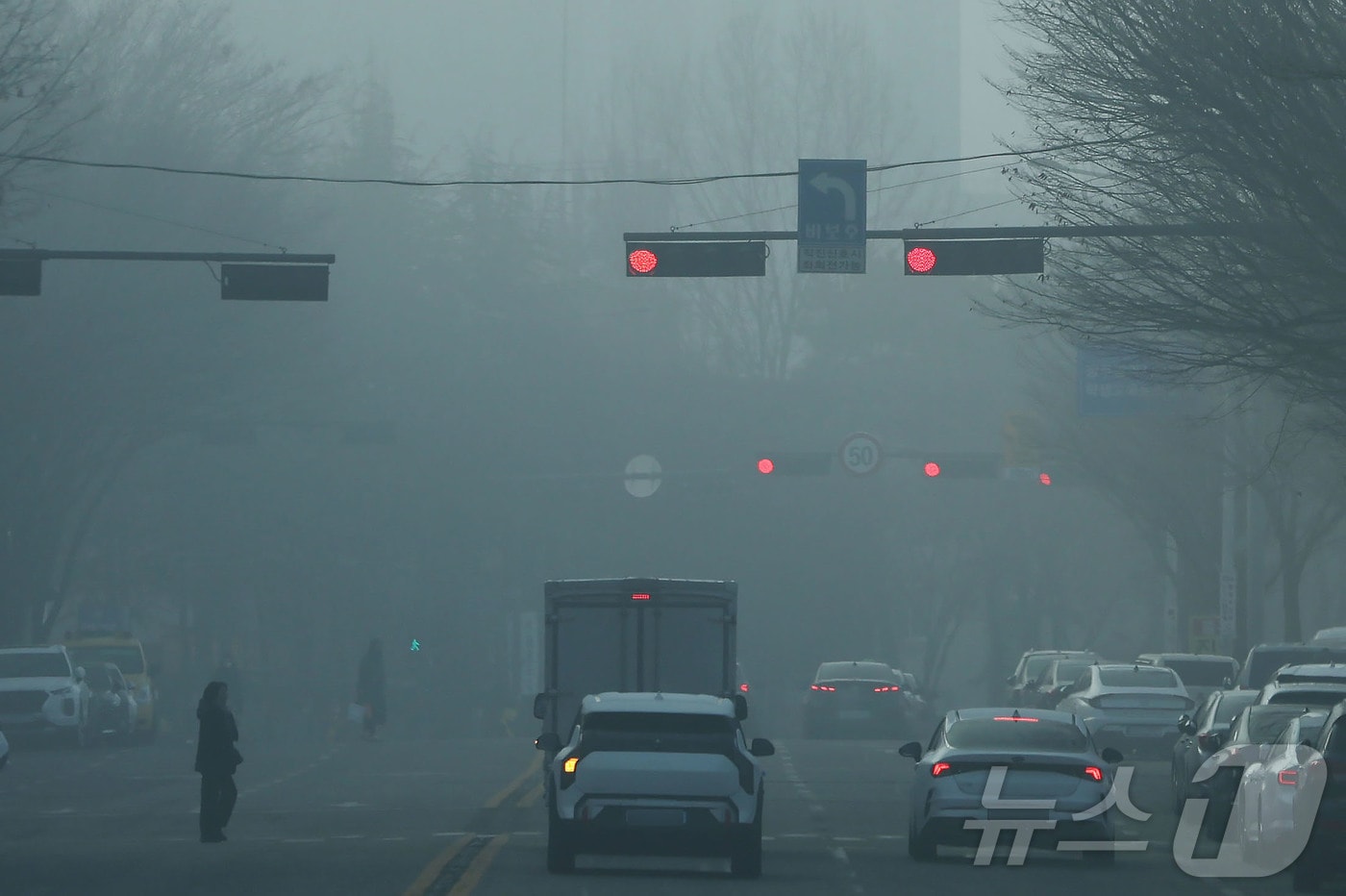 짙은 안개가 낀 16일 오전 광주 서구 무진대로 일대에서 차량들이 신호를 기다리고 있다. 2026.1.16/뉴스1 ⓒ News1 이승현 기자