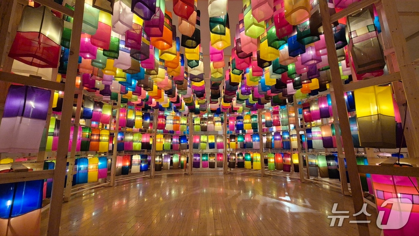 미국 LA 한국문화원에 전시된 진주실크등(진주시 제공. 재판매 및 DB금지).