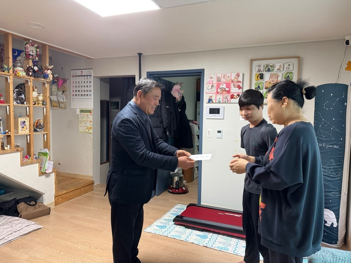 서천군 행복비인후원회가 올해 첫 출산  가정을 찾아 축하금을 전달하고 있다.(서천군 제공. 재판매 및 DB금지)/뉴스1