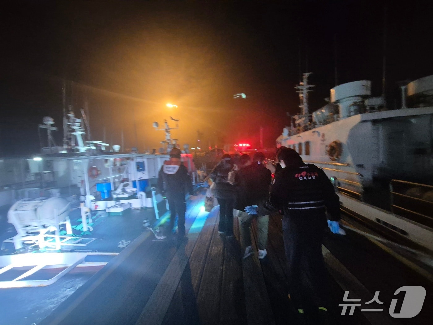 16일 오전 1시 14분께 전북 부안군 위도면에서 복통과 구토 증상을 보이던 34개월 아동이 경비함정을 통해 긴급 이송됐다.(부안해경 제공. 재판매 및 DB금지)