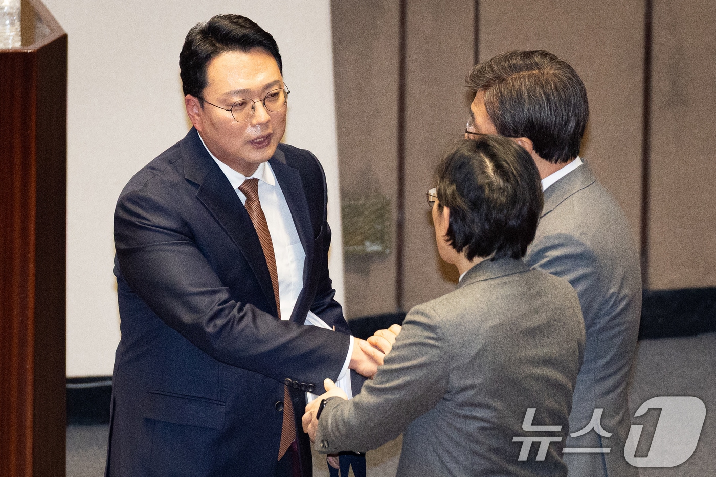 천하람 개혁신당 원내대표가 16일 서울 여의도 국회에서 열린 제431회 국회(임시회) 제1차 본회의에서 윤석열·김건희에 의한 내란·외환 및 국정농단 행위의 진상규명을 위한 특별검사 임명 등에 관한 법률안(2차 종합 특검)에 대한 무제한 토론(필리버스터)을 마친 후 국민의힘 김대식, 조지연 의원과 인사하고 있다. 2026.1.16/뉴스1 ⓒ News1 유승관 기자