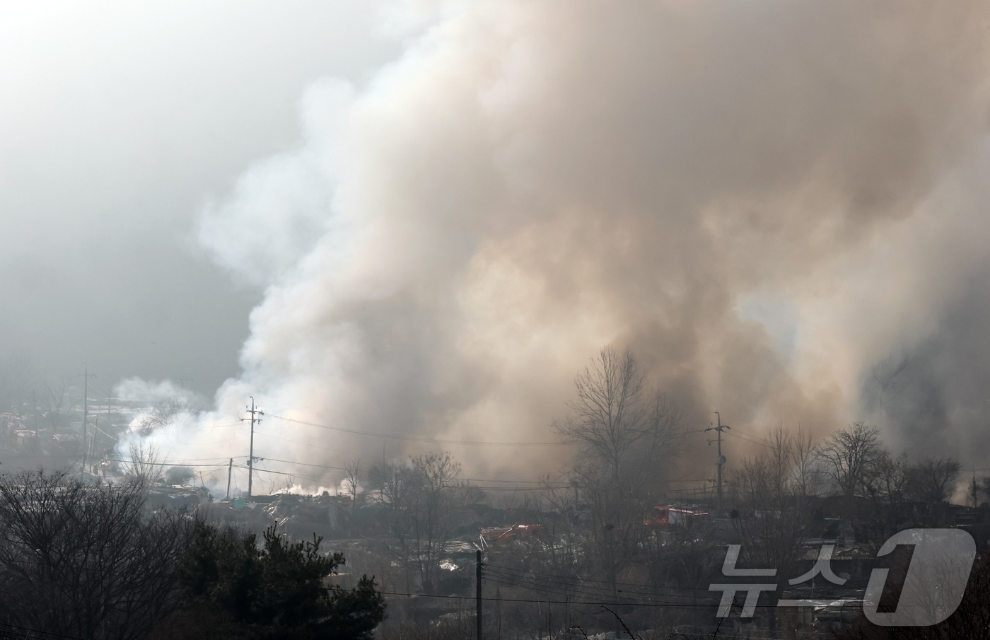 16일 서울 강남구 개포동 구룡마을에서 연기가 치솟고 있다. 소방당국은 이날 오전 8시 49분께 대응 2단계를 발령해 소방 234명, 구청 120명, 경찰 70명 등 인력 427명과 장비 69대를 투입했다. 2026.1.16/뉴스1 ⓒ News1 김진환 기자
