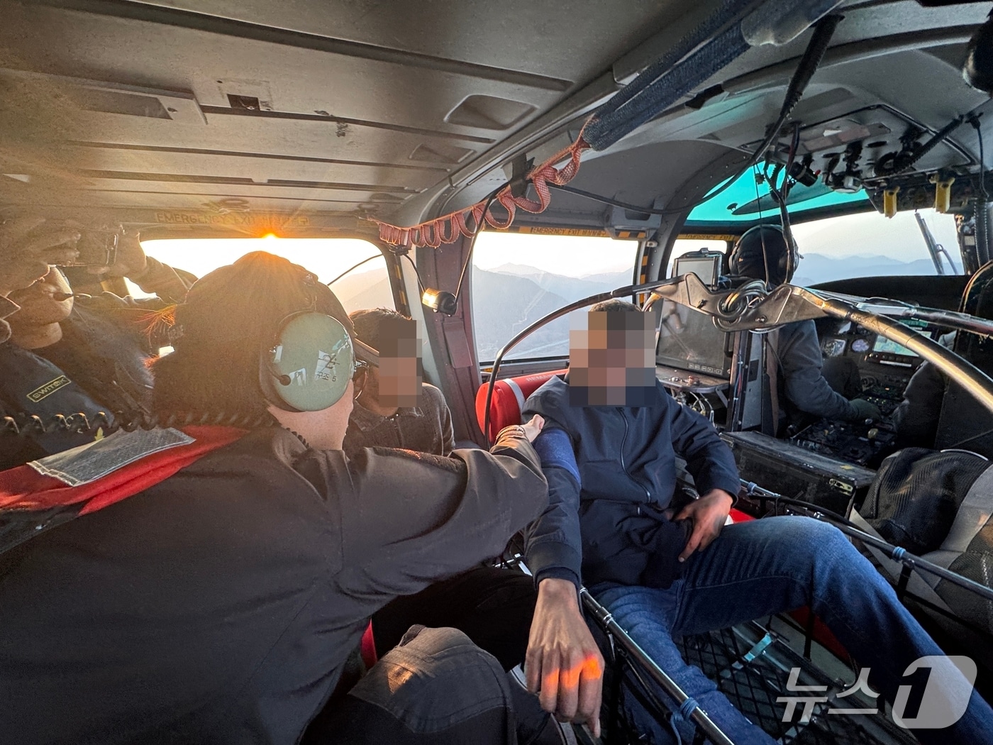 서해해경청 헬기 응급구조사가 외국인 선원에 대한 응급 처치를 하고 있다.(서해해경청 제공. 재판매 및 DB 금지)