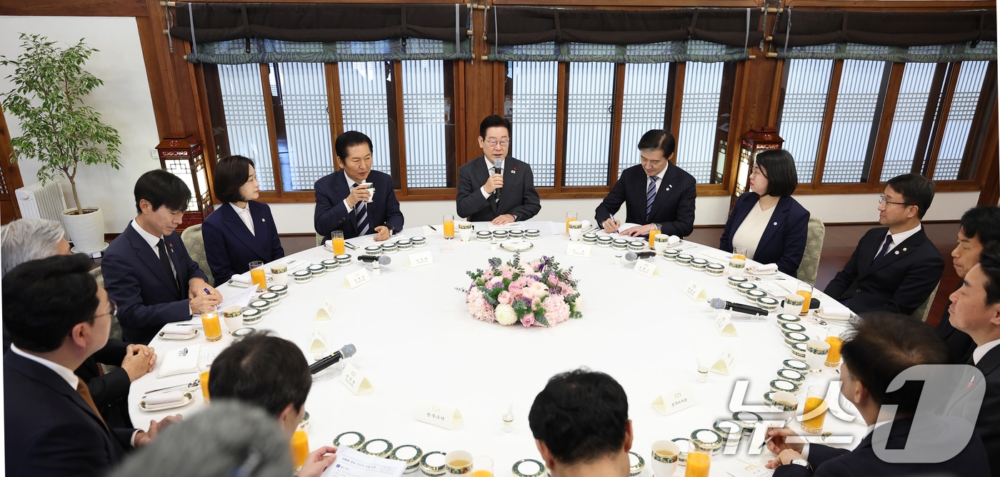 이재명 대통령이 16일 청와대 상춘재에서 열린 정당 지도부 초청 오찬에서 발언하고 있다. (청와대통신사진기자단) 2026.1.16/뉴스1 ⓒ News1 허경 기자