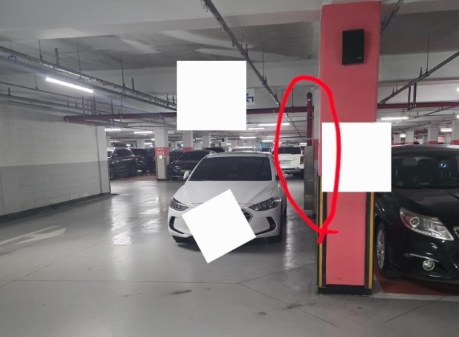 소화전 옆에 한 차량이 불법주차를 하고 있다. 출처=보배드림