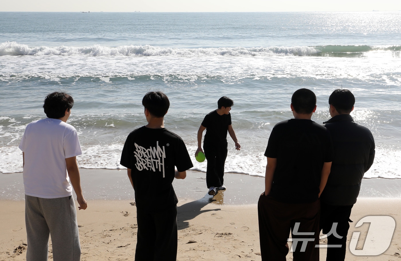 포근한 날씨를 보인 16일 부산 해운대해수욕장에서 반팔 차림을 한 시민들이 해변을 거닐고 있다. 2026.1.16/뉴스1 ⓒ News1 윤일지 기자