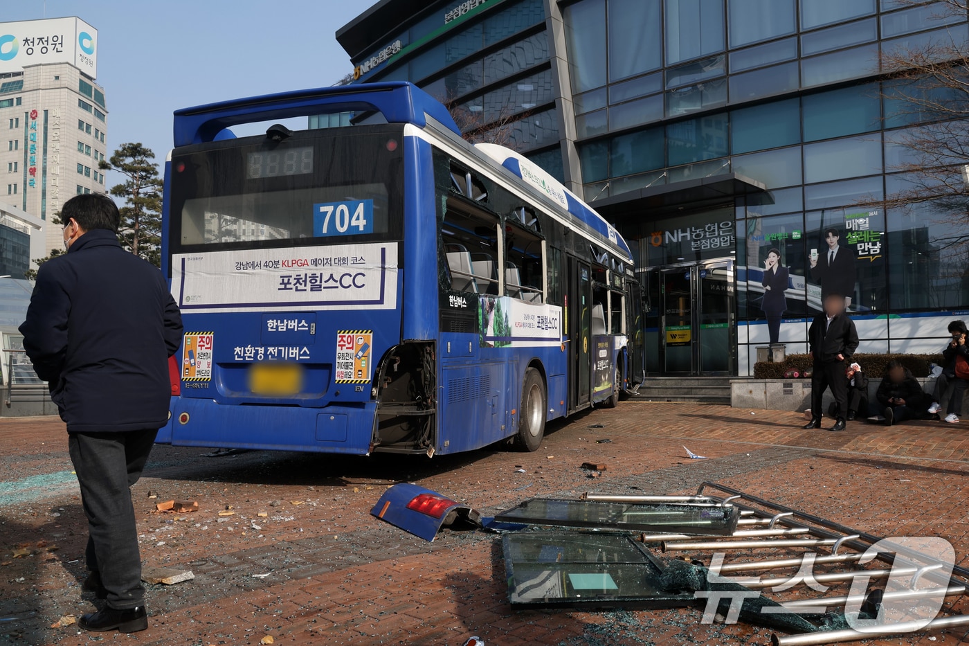 서대문역 인근 시내버스 돌진…중상 2명 등 13명 부상(종합) - 뉴스1