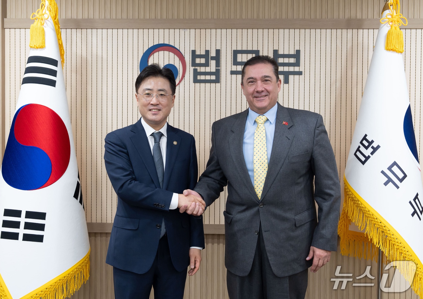 이진수 법무부 차관이 16일 살리 무랏 타메르 주한 튀르키예 대사와 만나 기념 촬영을 하고 있다. 2026.1.16 (법무부 제공) 