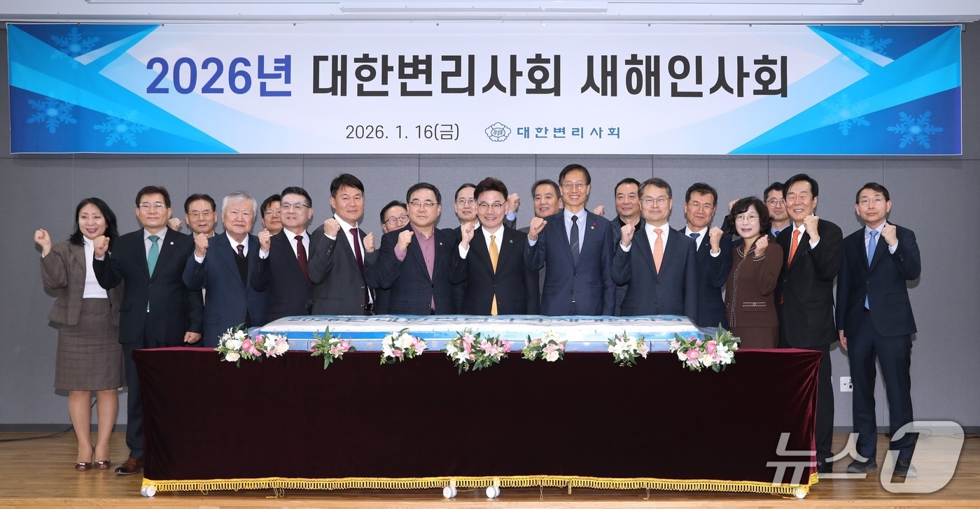 김용선 지식재산처장(앞줄 왼쪽 8번째)과 허성무 의원(앞줄 왼쪽 6번째), 김두규 대한변리사회 회장(앞줄 왼쪽 7번째) 등이 기념촬영을 하고 있다.(지식재산처 제공.재판매 및 DB금지)/뉴스1 