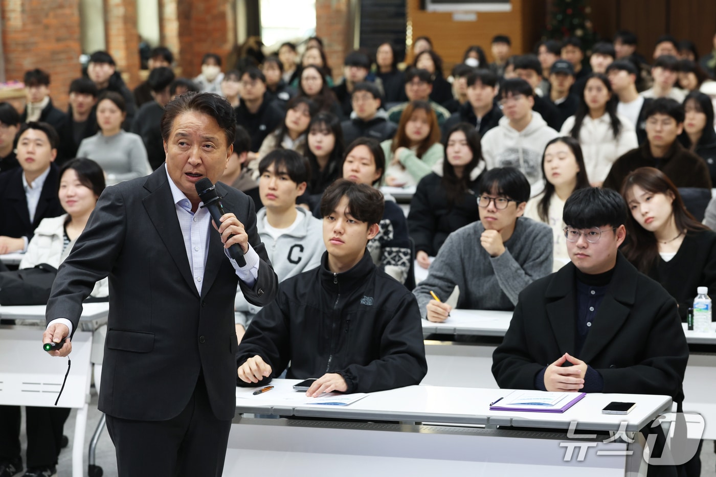 김영환 충북지사가 16일 도청 대회의실에서 충북학사 재사생을 대상으로 특강하고 있다. (충북도 제공. 재판매 및 DB금지)