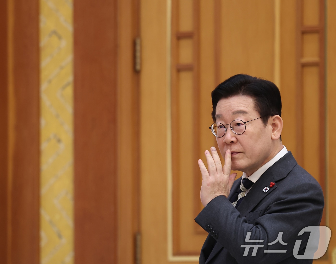 이재명 대통령이 16일 청와대를 방문한 아소 다로 전 일본 총리와의 면담에 앞서 권혁기 의전비서관과 대화를 나누고 있다. 2026.1.16/뉴스1 ⓒ News1 허경 기자