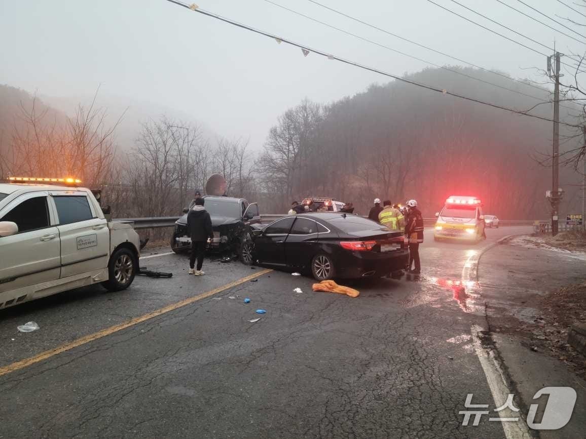 강원 영월 남면 창원교차로 진입로 교통사고 현장.(강원도소방본부 제공,재판매 및 DB금지)