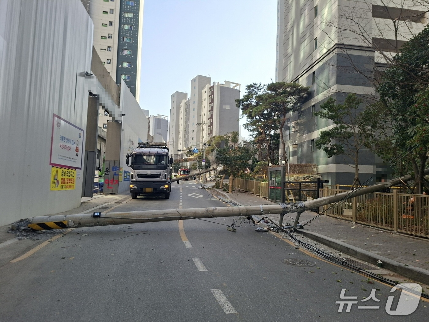 16일 오후 부산 연제구 연산동 사고 현장.(연제경찰서 제공. 재판매 및 DB 금지)
