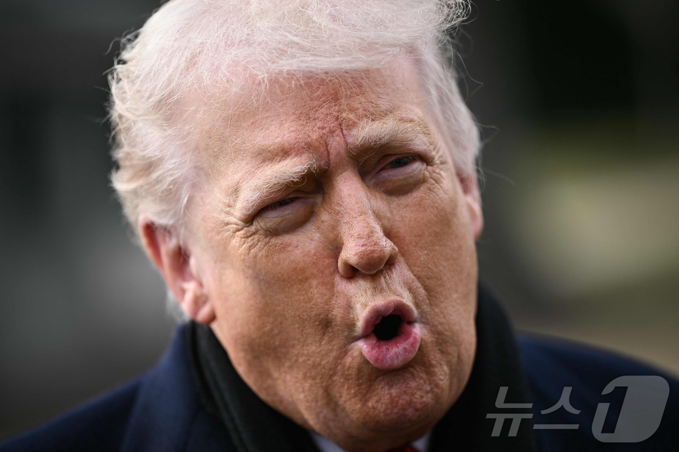 도널드 트럼프 미국 대통령이 16일(현지시간) 워싱턴D.C. 백악관 사우스론에서 마린원에 탑승하기 전 기자들의 질문에 답하고 있다. 2025.1.16./뉴스1 ⓒ AFP=뉴스1 ⓒ News1 이창규 기자