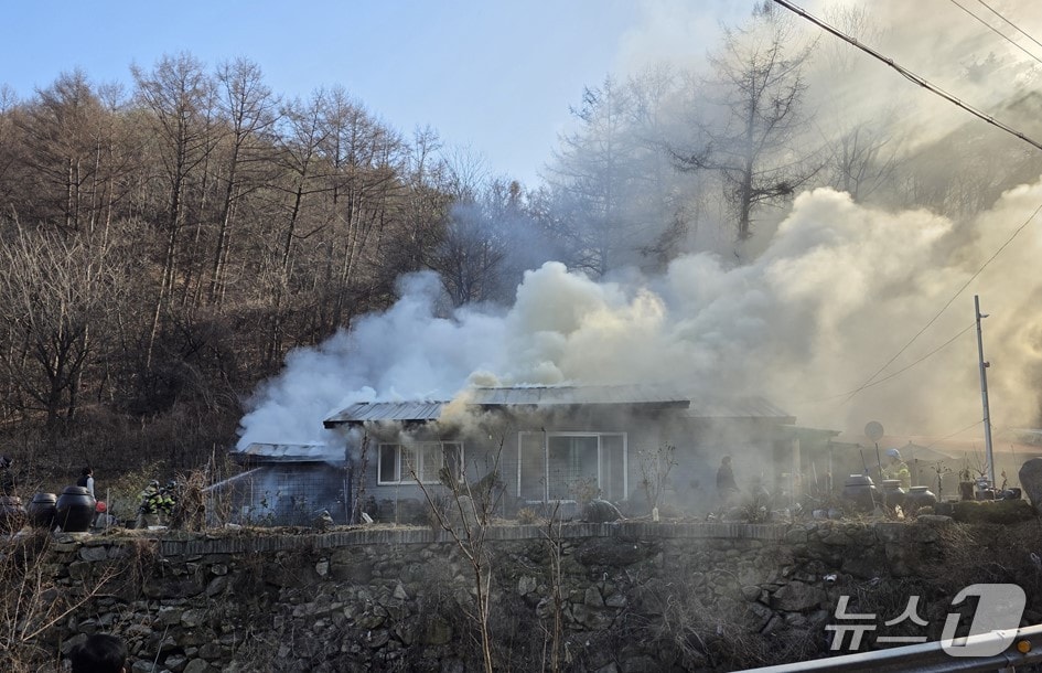16일 오후 1시 17분쯤 경북 고령군 덕곡면 옥계리 단독주택에서 불이 나 소방 당국이 진화하고 있다.(경북소방본부 제공. 재판매 및 DB 금지)2026.1.17/뉴스1