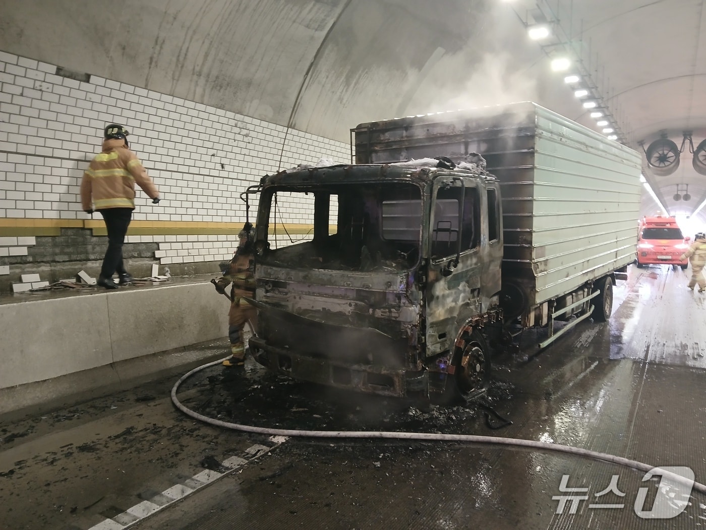 17일 오전 10시 28분쯤 경북 의성군 안평면 서산영덕고속도로 영덕방향 113km 지점 안평 2터널을 주행하던 5톤 화물차에 불이나 소방 당국이 진화하고 있다.(경북소방본부 제공. 재판매 및 DB 금지)2026.1.17/뉴스1