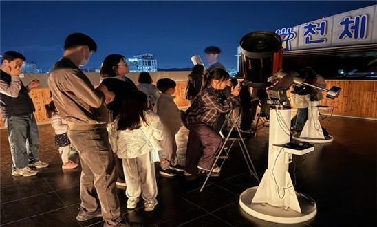 충북자연과학교육원 천체관측 모습.(충북교육청 제공. 재판매 및 DB금지)/뉴스1