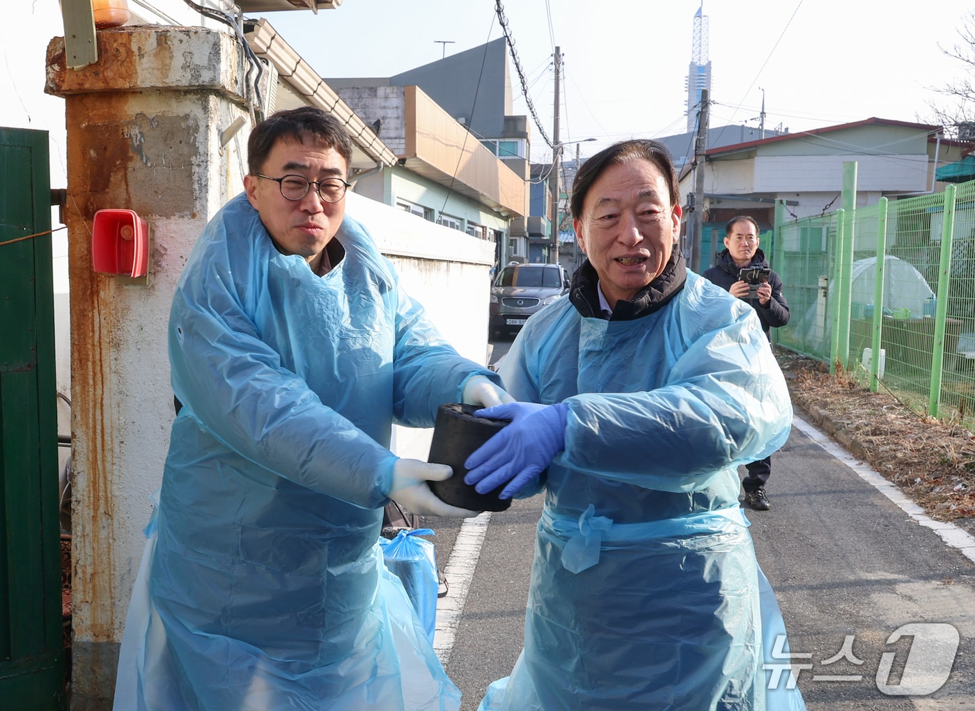 설동호 대전시교육감과 교육공무원노자가 연탄 봉사를 하고 있다.(대전시교육청 제공. 재판매 및 DB금지)/뉴스1