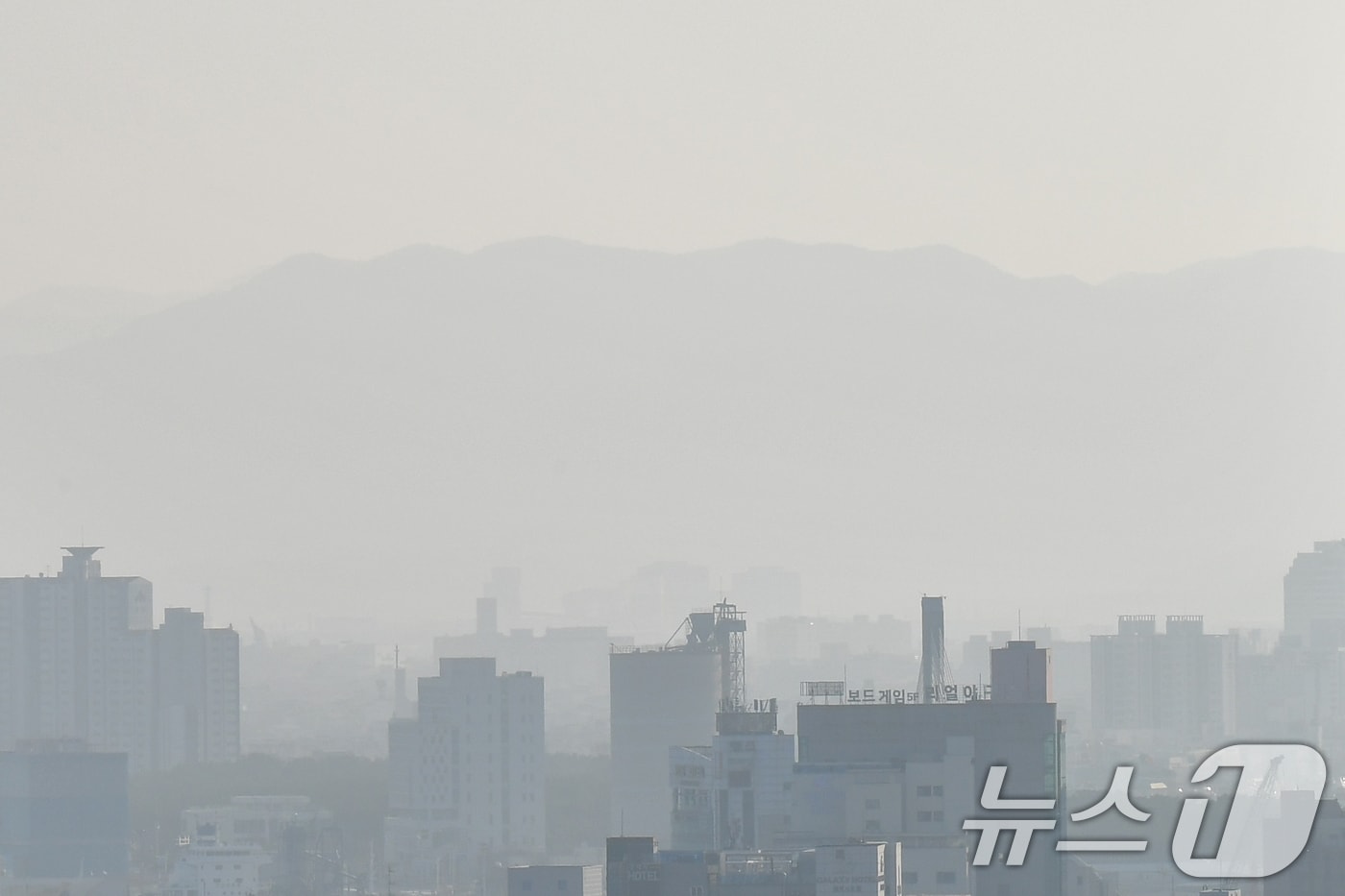 17일 경북 포항시 전역이 희뿌연 초미세먼지에 덮여있다. 이날 포항지역 초미세먼지 농도는 43㎍/m&sup3;으로 나쁨을 수준이다. 2026.1.17/뉴스1 ⓒ News1 최창호 기자