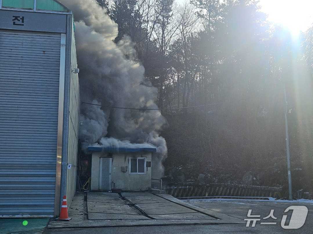 춘천 동내면 건물화재.(강원도소방본부 제공, 재판매 및 DB 금지) 2026.1.17/뉴스1
