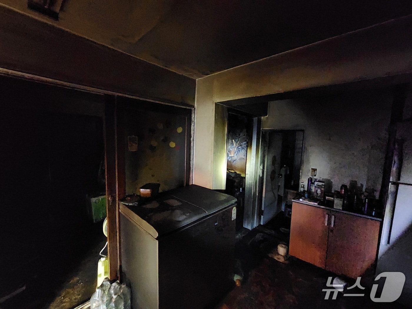 17일 오후 9시 50분께 전북 군산시 나운동의 한 아파트 2층에서 불이 났다.