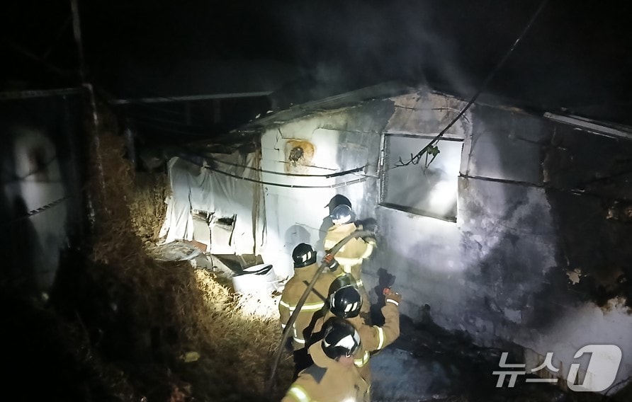 17일 오후 7시 33분쯤 경북 의성 안계면의 한 돈사에서 원인을 알 수 없는 불이 나 소방관들이 진화하고 있다. (경북소방본부 제공. 재판매 및 DB 금지) 2026.1.17/뉴스1