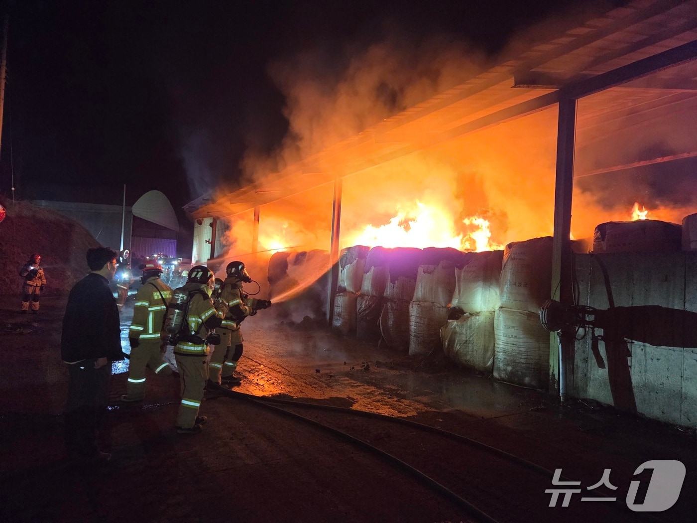  천안 동남구 병천면 비료공장 화재 현장. (천안동남소방서 제공, 재판매 및 DB금지) / 뉴스1