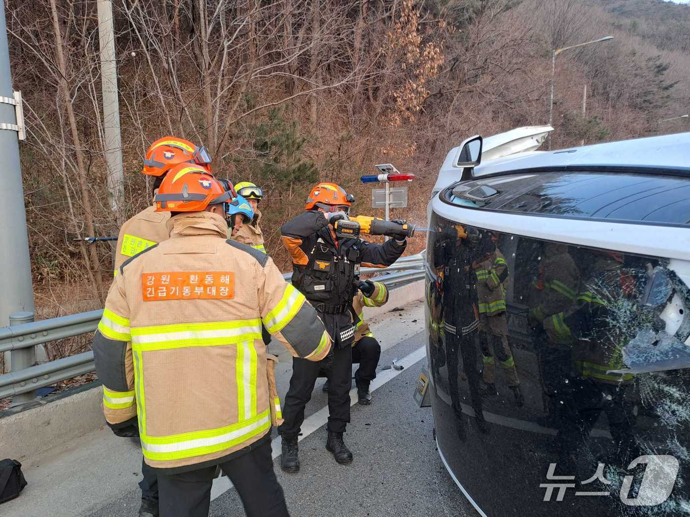 강원 강릉 강동면 교통사고 현장.(강원도소방본부 제공, 재판매 및 DB금지)