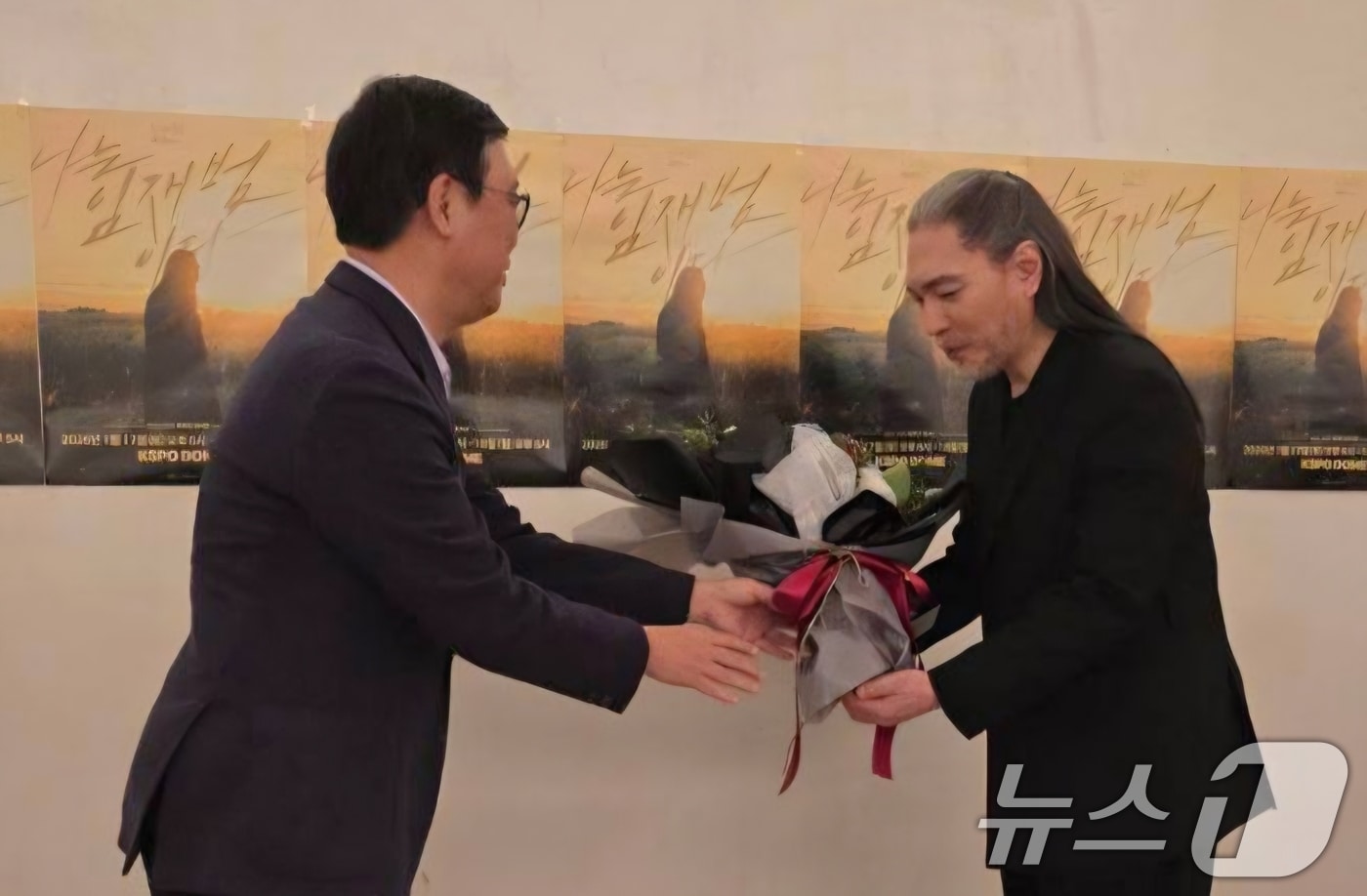 최휘영 문화체육관광부 장관이 지난 17일 서울 송파구 올림픽공원 케이스포돔에서 열린 '2025-26 임재범 40주년 콘서트 나는 임재범이다'를 찾아 40년간의 가수 생활을 마무리하는 가수 임재범에게 공로패를 수여하고 있다. (문화체육관광부 제공. 재판매 및 DB 금지) 2026.1.18/뉴스1