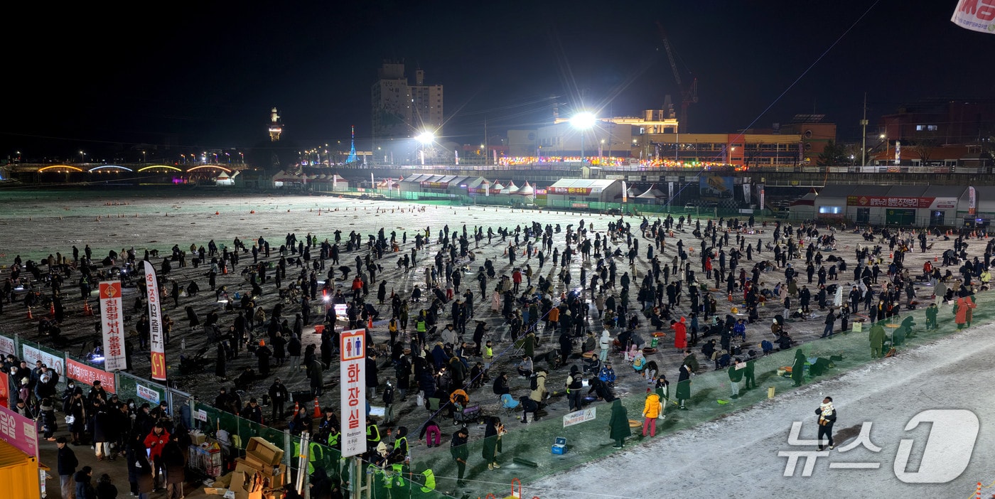 전날 밤 화천어축제장에서 진행된 밤낚시.(화천군 제공, 재판매 및 DB금지)
