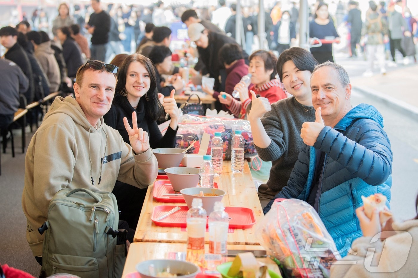 경북도는 18일 지역축제심의위원회를 열고 2026~2027년 도 지정축제 14개와 미소축제 6개를 선정했다. 사진은 구미라면축제(경북도 제공. 재판매 및 DB금지) /뉴스1