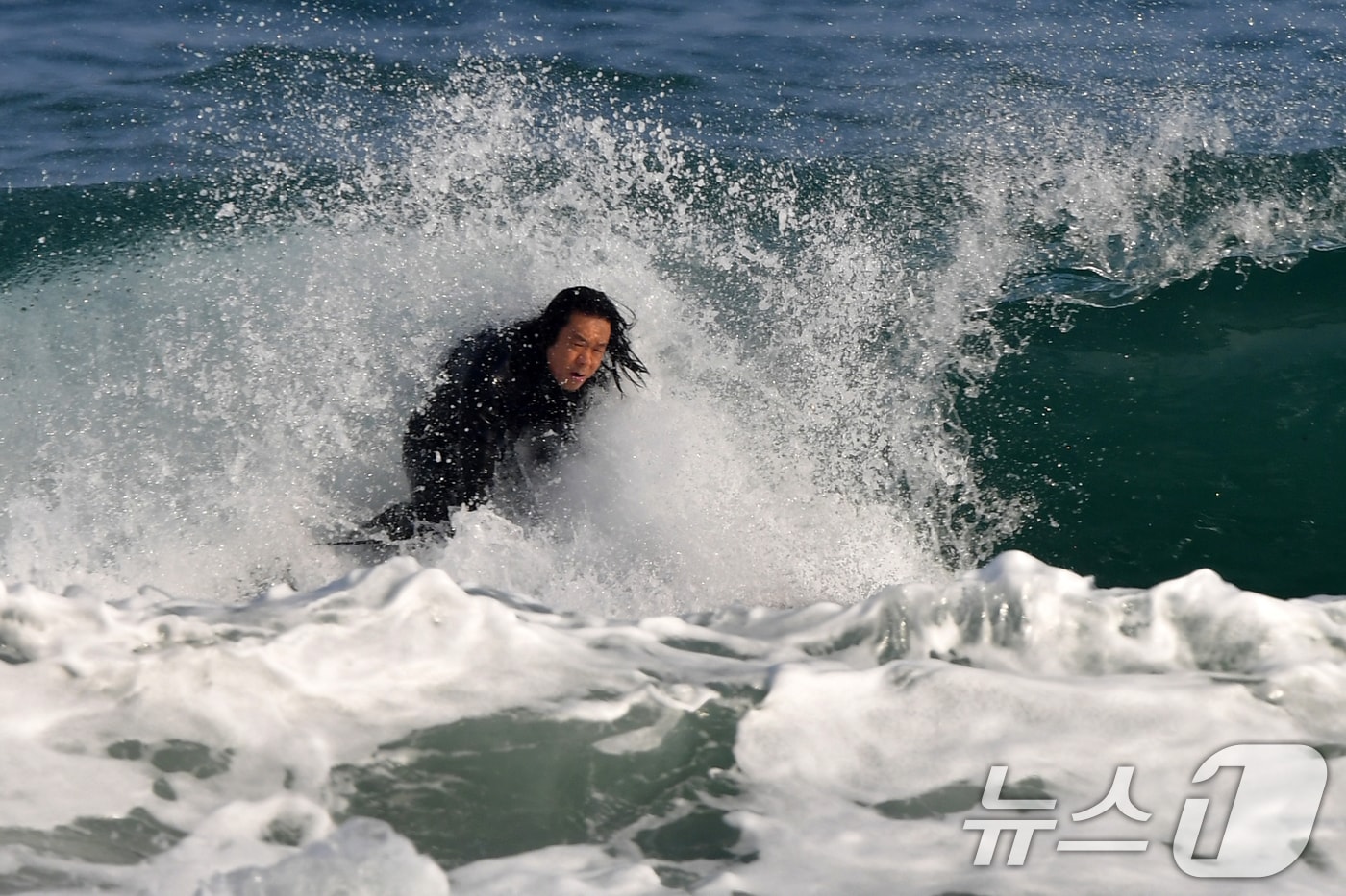 18일 경북 포항시 북구 흥해읍 용한리 해수욕장에서 서퍼들이 겨울 파도를 타고 있다. 2026.1.18/뉴스1 ⓒ News1 최창호 기자