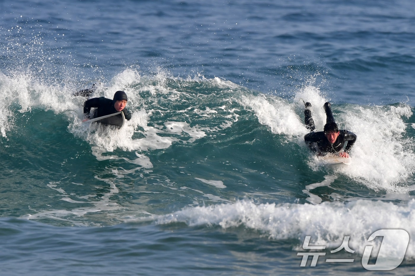 18일 경북 포항시 북구 흥해읍 용한리 해수욕장에서 서퍼들이 겨울 파도를 타고 있다. 2026.1.18/뉴스1 ⓒ News1 최창호 기자