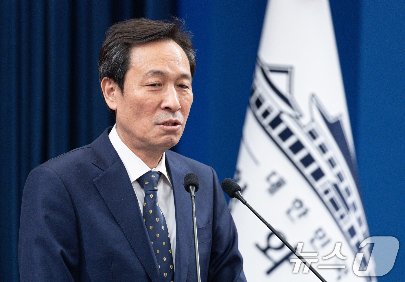 지난 1월 18일 우상호 청와대 정무수석이  청와대 춘추관에서 사직 인사를 하고 있는 모습.  2026.1.18 ⓒ 뉴스1 이재명 기자