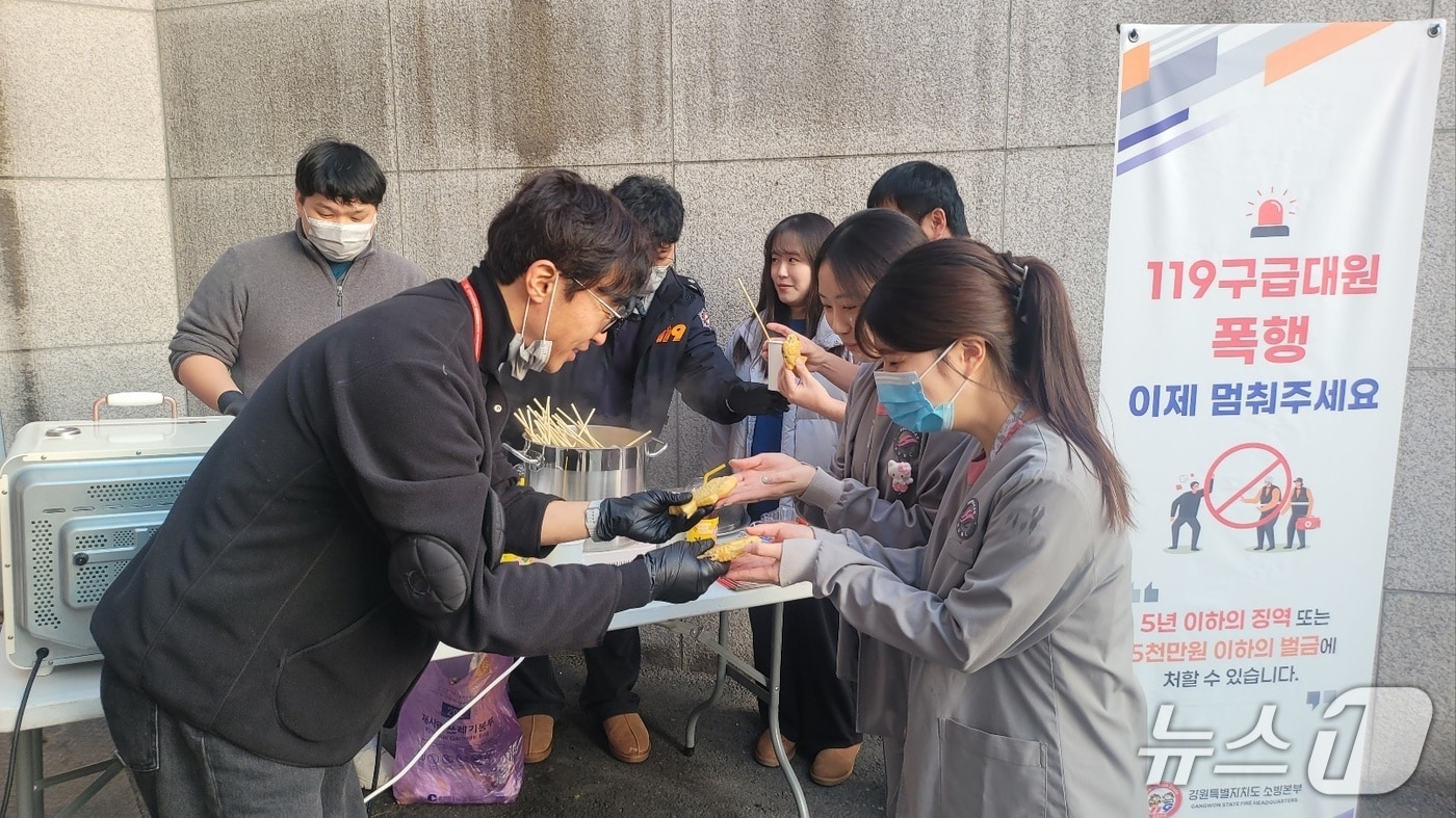 강원소방본부, 한림대 춘천성심병원 의료진 격려 및 붕어빵 나눔 행사.(도소방본부 제공, 재판매 및 DB금지)