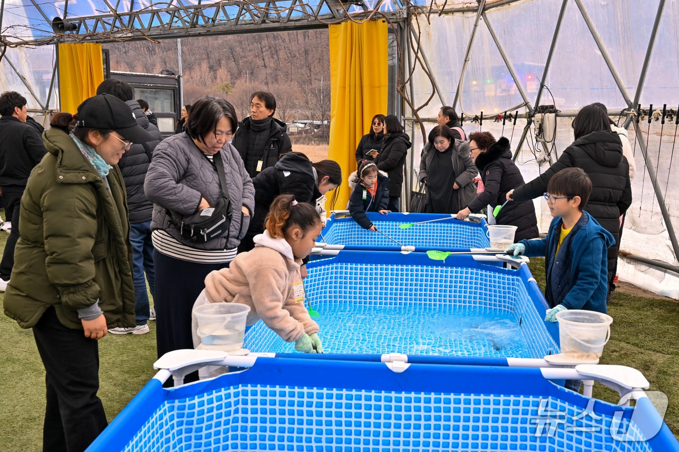 경기 양평빙송어축제장에서 빙어 뜨기 체험하는 아이들(양평군 제공. 재판매 및 DB 금지)/뉴스1