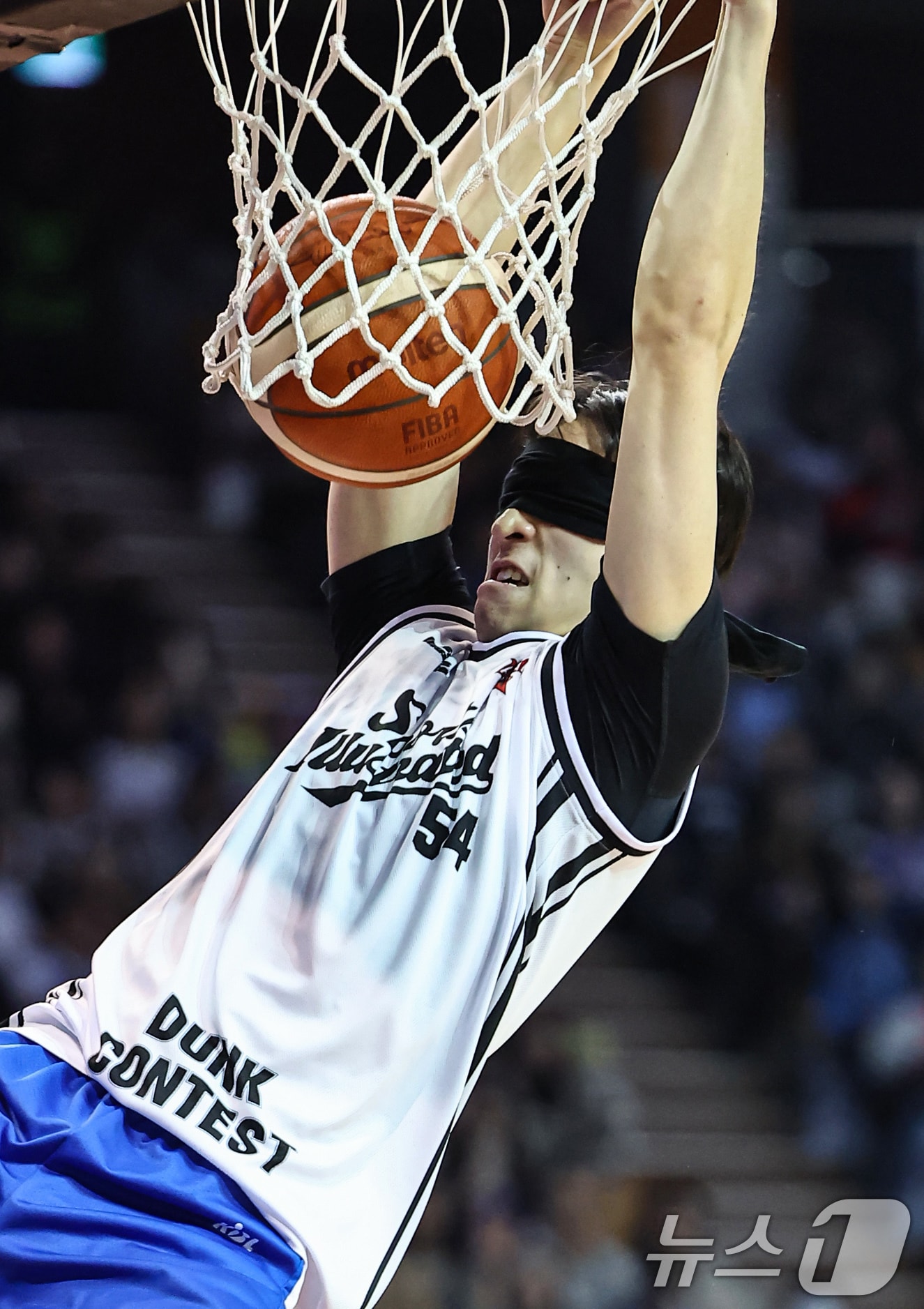 18일 오후 서울 송파구 잠실실내체육관에서 열린 2025-2026 LG전자 프로농구 올스타전 덩크슛 콘테스트에서 서울 삼성 조준희가 눈을 가리고 덩크슛을 성공하고 있다. ⓒ News1 김도우 기자