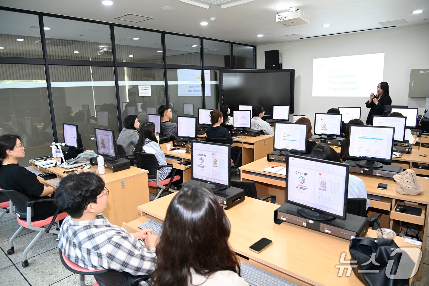 대구 달성군 문화복지동 정보화교육장에서 군민들이 정보화교육 수업을 듣고 있다.(대구 달성군 제공. 재판매 및 DB금지)