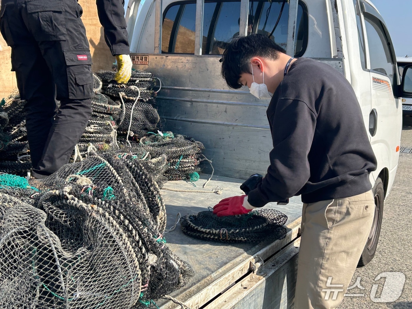 수거된 폐어구를 정리하는 모습 (수산자원공단 제공. 재판매 및 DB금지)