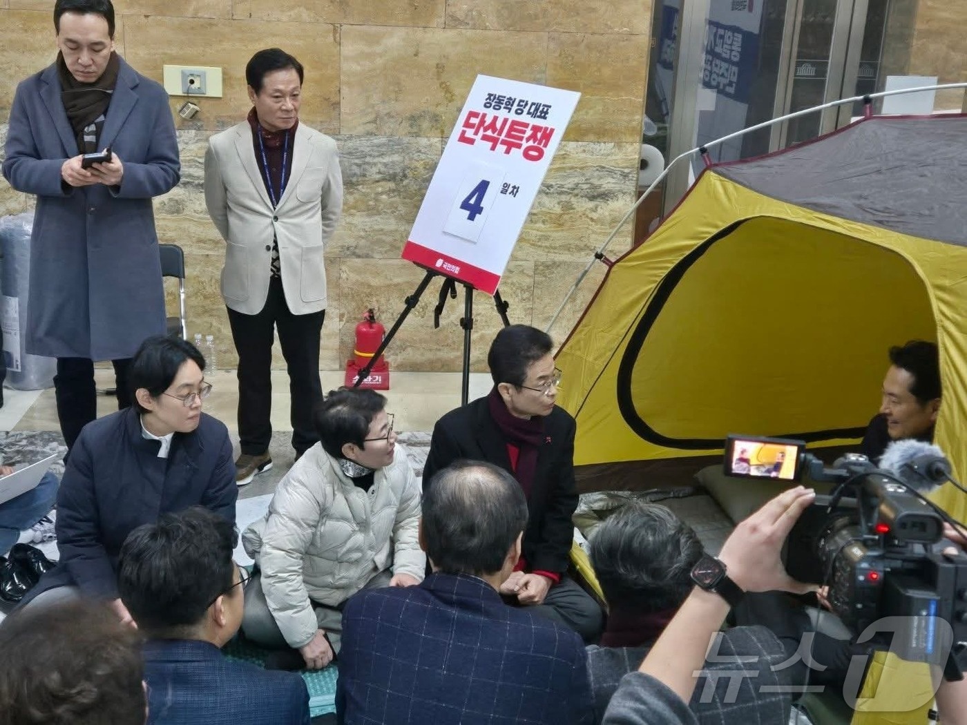 이철우 경북지사는 18일 오후 5시 단식 4일째인 장동혁 국민의힘 대표를 찾아 응원과 격려를 전했다. /뉴스1