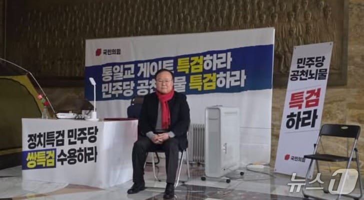 김재원 국민의힘 최고위원이 19일 오전 6시부터 국회 로텐터홀 장동혁 대표 텐트 옆에서 동조단식에 들어갔다. (SNS 갈무리) ⓒ 뉴스1 