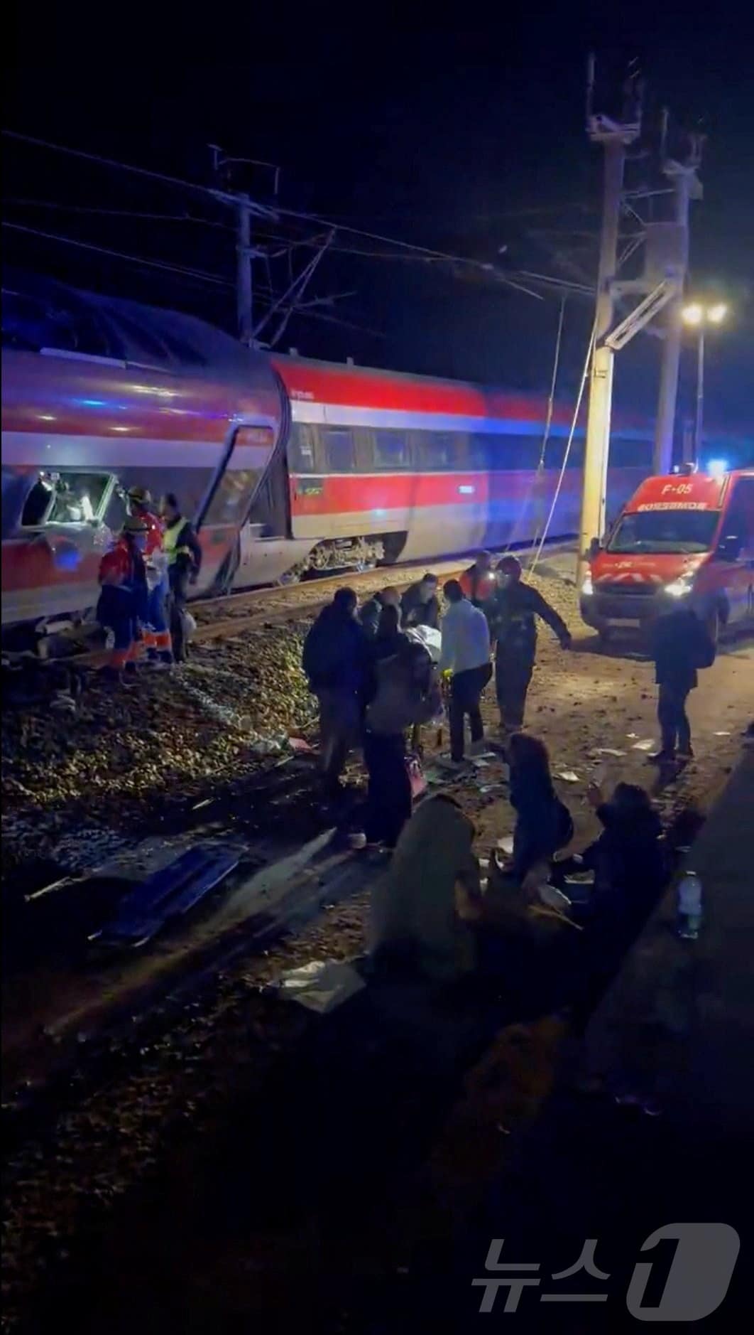 8일(현지시간) 스페인 남부 코르도바주 아다무스에서 발생한 고속열차 탈선 사고 현장에서 구조대원들이 잔해를 수색하고 있다. 2026.1.18 ⓒ 로이터=뉴스1