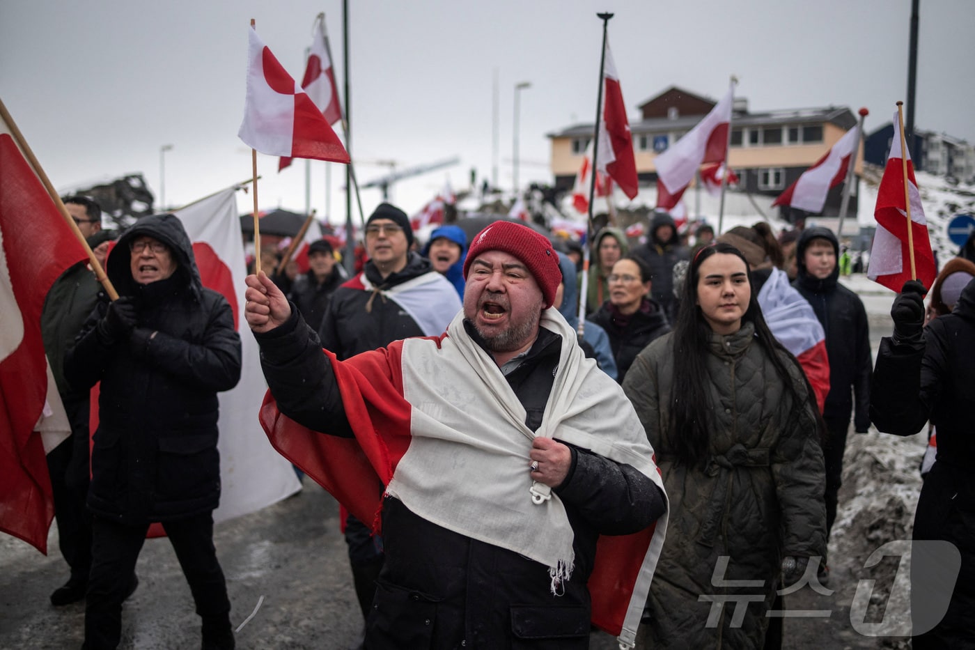 그린란드 시민들이 17일(현지시간) 수도 누크에 있는 미국 영사관 앞에서 미국 도널드 트럼프 대통령의 그린란드 병합시도에 항의하는 시위를 벌이고 있다. ⓒ 로이터=뉴스1 ⓒ News1 이호윤 기자