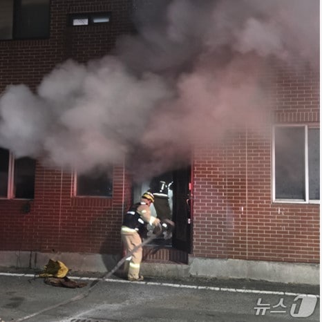 19일 0시9분쯤 경북 경주시 동천동의 한 다세대주택에서 불이나 소방 당국이 진화하고 있다.(경북소방본부 제공. 재판매 및 DB 금지)2026.1.19/뉴스1