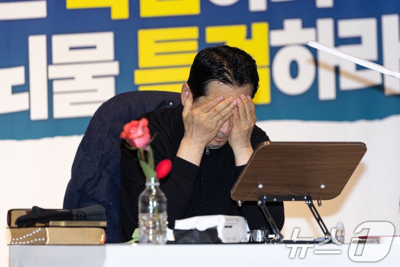 더불어민주당의 통일교 및 공천뇌물 특검 수용을 촉구하며 5일째 단식을 이어가고 있는 장동혁 국민의힘 대표가 19일 서울 여의도 국회 로텐더홀에서 마른세수를 하고 있다. 그 옆에는 17일부터 함께 하고 있는 장미. 2026.1.19/뉴스1 ⓒ News1 이승배 기자