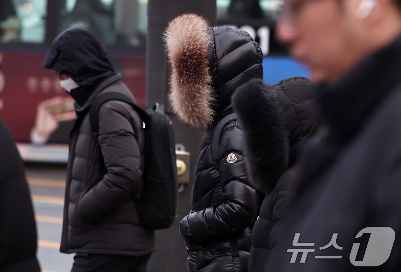 절기상 대한(大寒)을 하루 앞둔 19일 오전 서울 세종대로 광화문역 네거리에서 시민들이 발걸음을 옮기고 있다. 2026.1.19/뉴스1 ⓒ News1 구윤성 기자