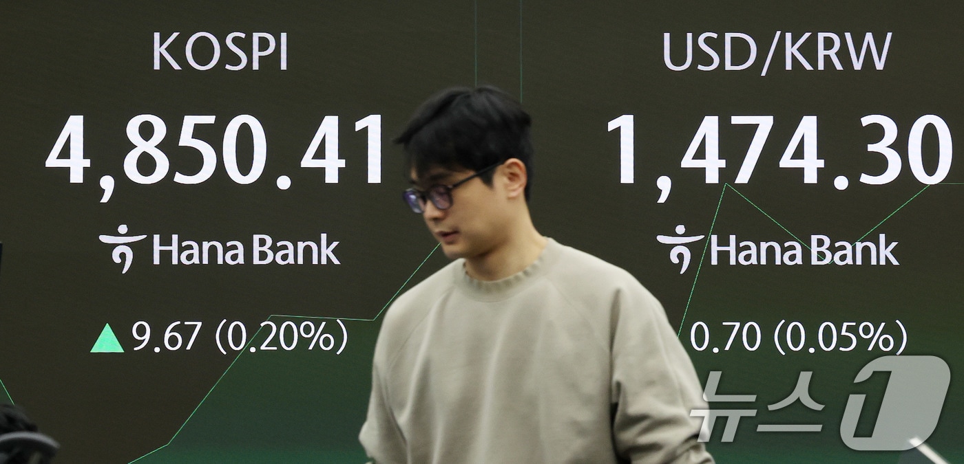 하락 출발했던 코스피가 장 초반 상승 전환한 19일 서울 중구 하나은행 본점 딜링룸 전광판에 코스피 지수가 나타나고 있다. 2026.1.19/뉴스1 ⓒ News1 박지혜 기자