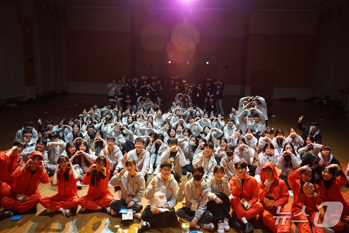 지난해 열린 'UNIST 울주군 과학 멘토링'에 참가한 학생 단체사진.(UNIST 제공. 재판매 및 DB금지)/뉴스1