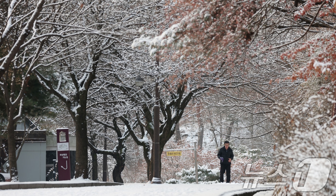 간밤에 눈이 내린 날 산책로에서 시민들이 산책을 하고 있다. 2026.1.19/뉴스1 ⓒ News1 김영운 기자
